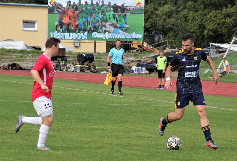 Utkání MSFL mezi SK Hranice (v modrém) a ĆSK Uherský Brod (2:1). Lukáš Hapal (vpravo)