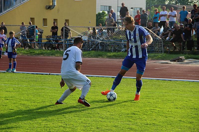 Divizní derby mezi SK Hranice a TJ Sokol Ústí (v bílém)