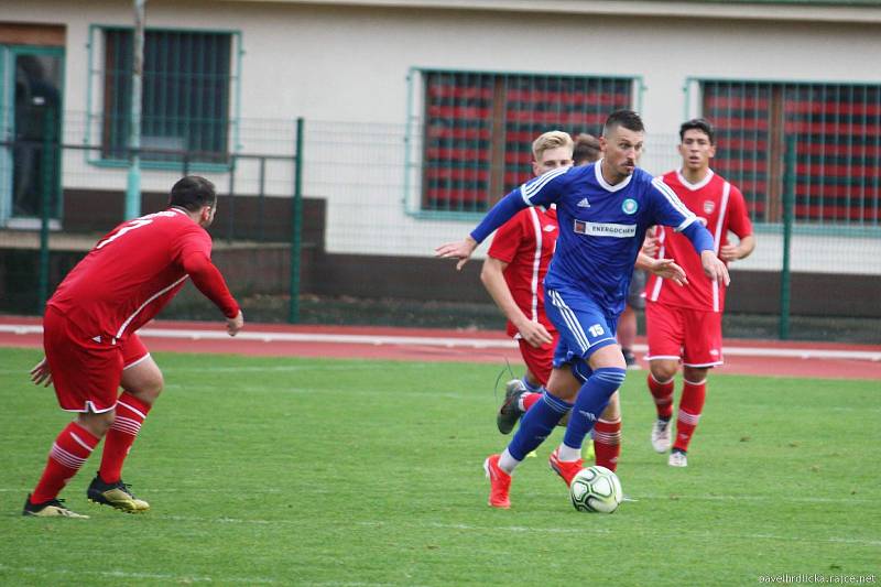 Fotbalisté Tatranu Všechovice (v modrém) v Hodoníně.