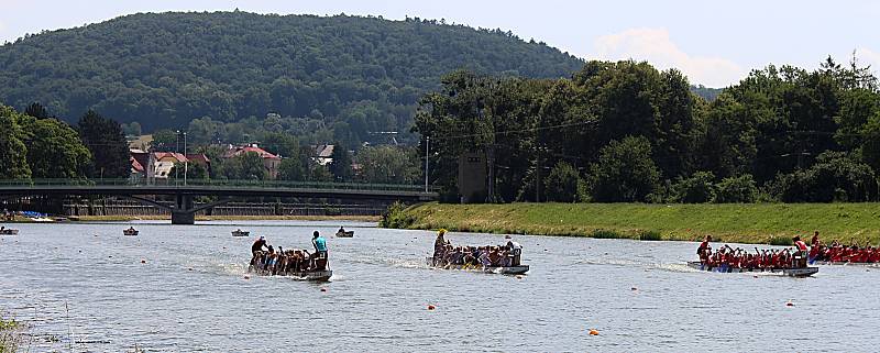 Festival dračích lodí na hranické Bečvě  - závody základních a středních škol