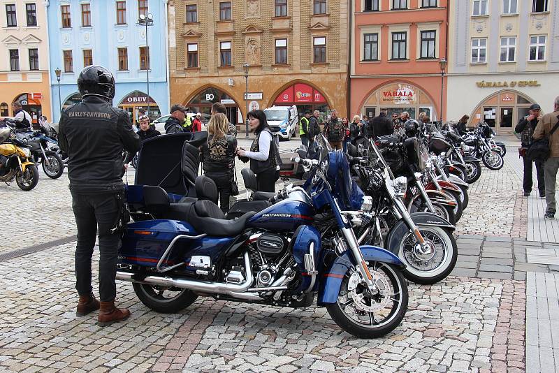 Motorkáři se v Hranicích pomodlili za mrtvé kamarády a zahájili letošní sezonu.