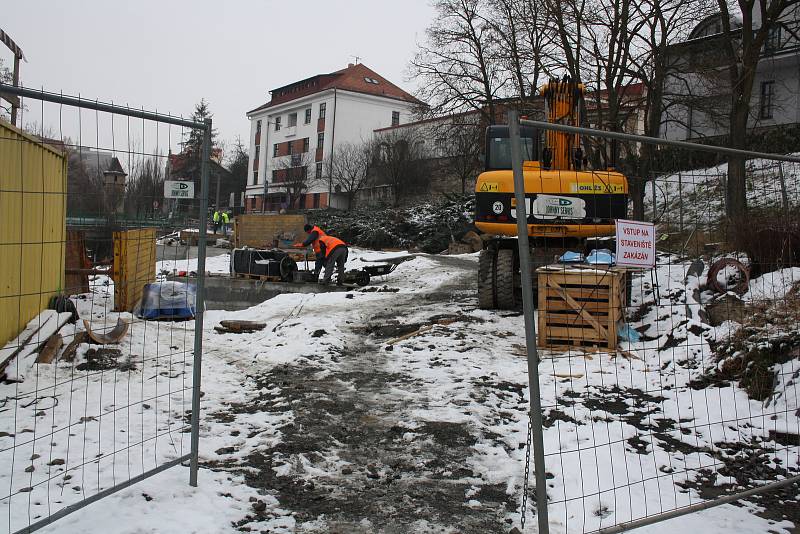 Připravovaná přeložka vodovodu kvůli výstavbě retenční nádrže u Veličky si vyžádá krátkodobé uzavření schodiště od Zámeckého hotelu Zlatý orel směrem k Veličce v Čechově ulici