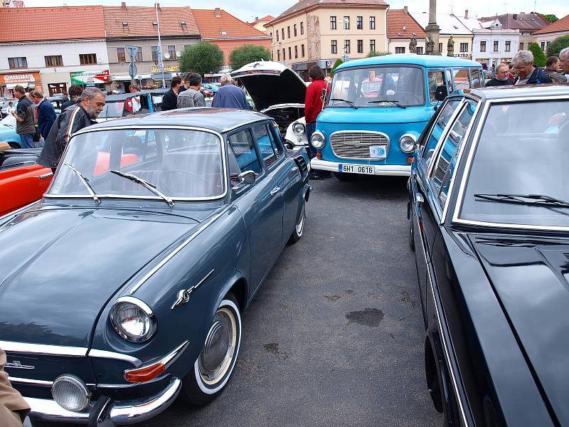 Novobydžovský čtverec - memoriál Elišky Junkové.