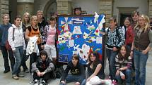 Ke Dni Evropy uspořádali žáci Základní školy Šromotovo v Hranicích výstavu na dvoraně zámku. 