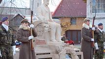 Obnovený pomník v Radslavicích znovu po padesáti letech zdobí socha Tomáše Garrigua Masaryka. 