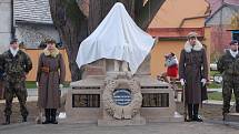 Obnovený pomník v Radslavicích znovu po padesáti letech zdobí socha Tomáše Garrigua Masaryka. 