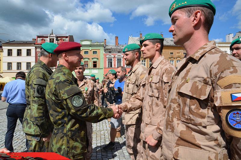 Slavnostní nástup vojáků v Hranicích po návratu ze zahraniční operace v Mali.