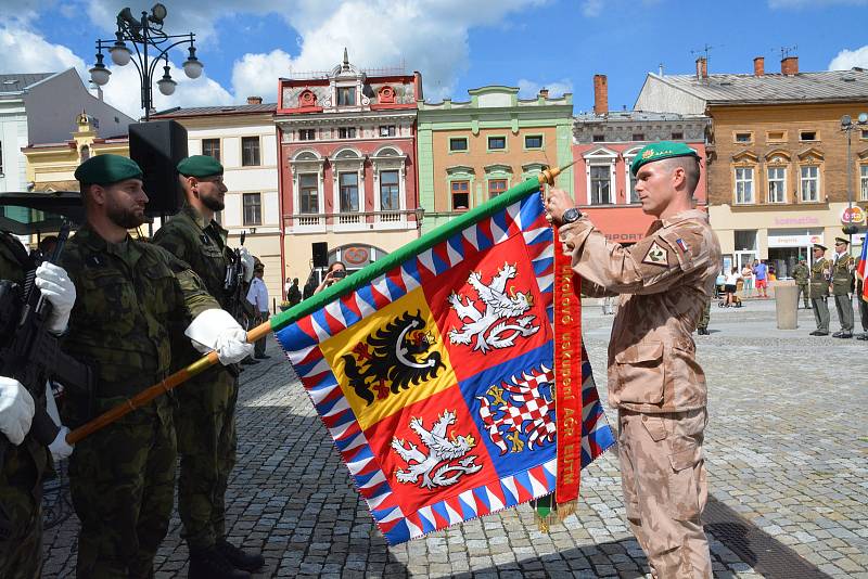 Slavnostní nástup vojáků v Hranicích po návratu ze zahraniční operace v Mali.