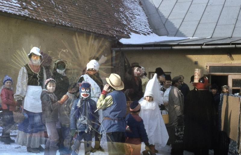 Masopust z Jihlavska. Na snímcích ze 70., 80. a 90. let minulého století je vidět vodění medvěda z Jezdovic a něco málo z obce Salavice.