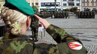 Vojáci nastoupili na hranickém náměstí, rozdali medaile a uctili padlé -  Přerovský deník