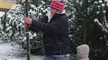 Zatímco rodiče hloubili jámy a sázeli stromy, jejich ratolesti dováděly na sněhu a stavěly sněhuláky.