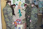 Vojáci z lipnického útvaru civilně vojenské spolupráce CIMIC přivezli ve čtvrtek 15. ledna z Čech dárky pro afghánské děti. Sbírku uspořádali v Chotěboři učitelé zdejších základních škol. 