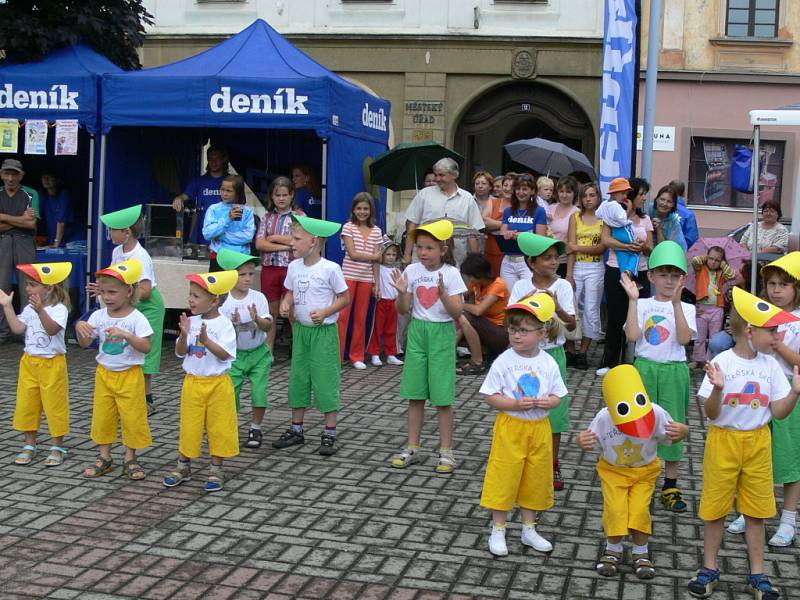 Kulturní program na Dni s Deníkem v Tovačově zpestřilo vystoupení dětí z mateřinky z Iváně.