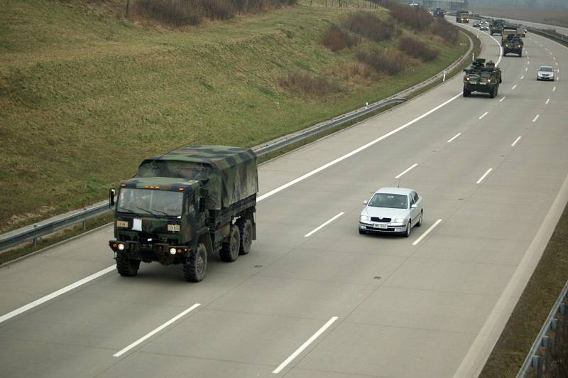 Konvoj americké armády projíždí po D1 kolem Hranic