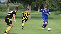 Fotbalisté Všechovic (v modrém) porazili Nové Sady 1:0. Tomáš Orava