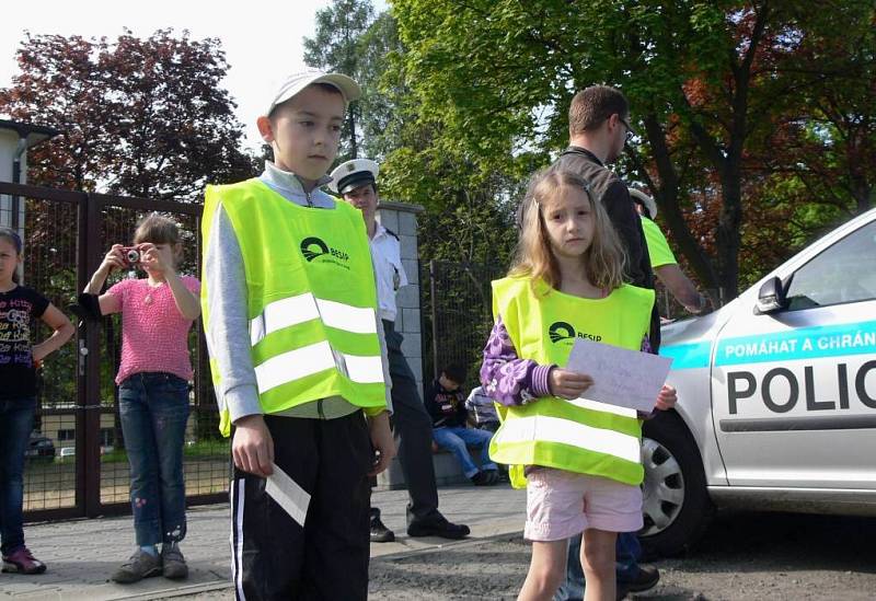 Policisté v Hranicích kontrolovali řidiče za účasti malých školáků.