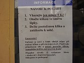 Vlakové nádraží v Přerově instruuje návštěvníky záchodů o způsobu použití. 