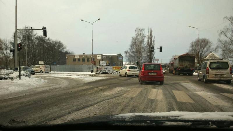 Ve čtvrtek rozježděný sníh pokrýval celou cestu a místy nebyly vidět ani jízdní pruhy.