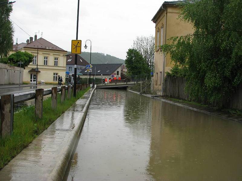 Komenského ulice v Hranicích, potok Ludina v pondělí 17. května ve 17.10 hodin.