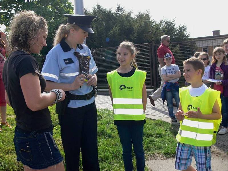 Policisté v Hranicích kontrolovali řidiče za účasti malých školáků.