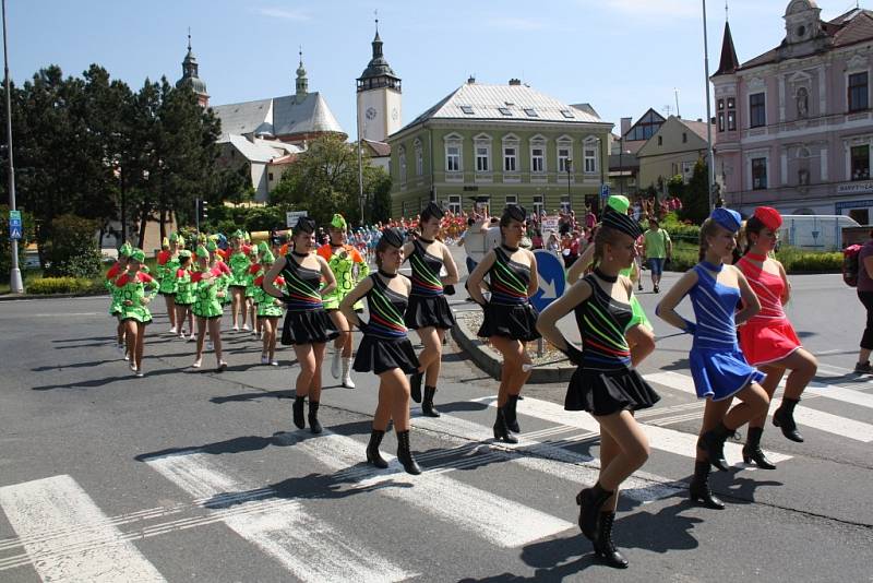 Průvod mažoretek Hranicemi