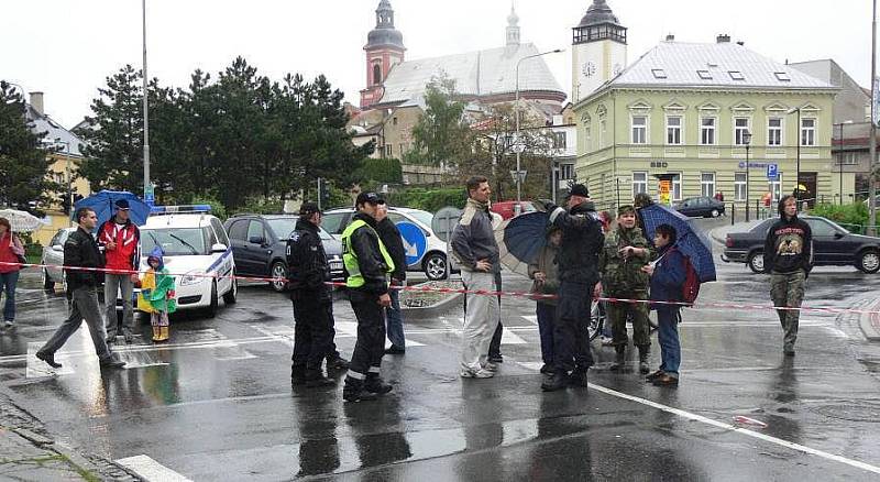 Mostní ulice v Hranicích v pondělí 17. května ve 17.35 hodin.