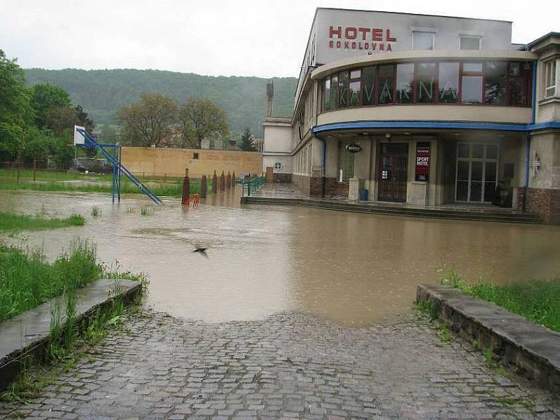 Sokolovna a Tyršova ulice v Hranicích v pondělí 17. května v 17.45 hodin