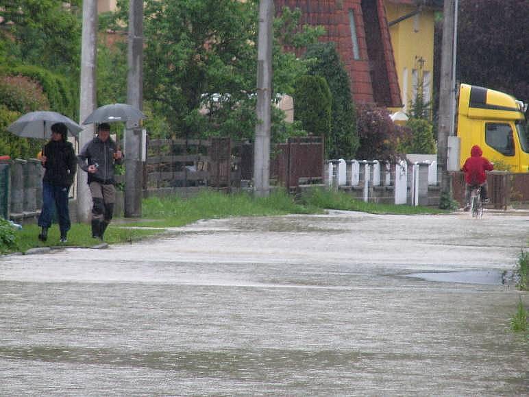 Sokolovna a Tyršova ulice v Hranicích v pondělí 17. května v 17.45 hodin