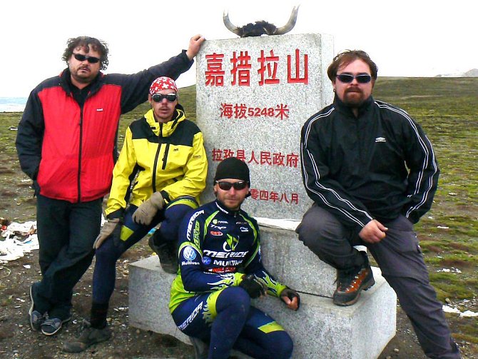 Informační tabulka v čínštině potvrzuje, že výprava dorazila do zákadního tábora pod Everestem.