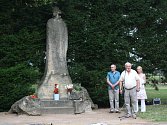 Významný den si připomněli obyvatelé Hranic v Sadech československých legií. Na šedesát lidí zde uctilo pamatáku mistra Jana Husa, od jehož upálení uplynulo v pondělí 6. července šest set let. 