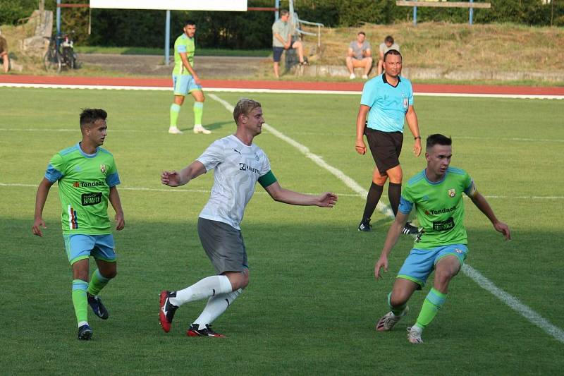 Fotbalisté Hranic (v zeleném) deklasovali v poháru Všechovice 6:1.