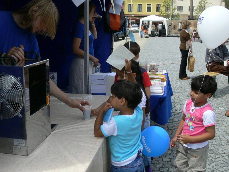 Kofola zdarma tekla proudem.