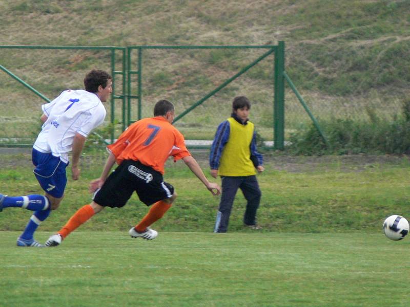 Fotbalisté SK Hranice (v bílém) uhráli se Šumperkem remízu.