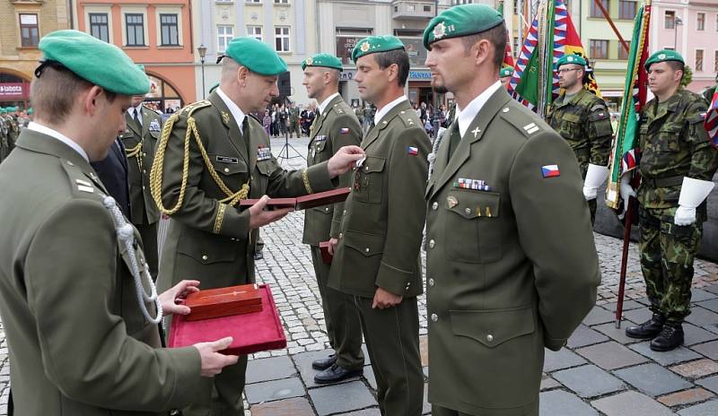 Slavnostní nástup vojáků v Hranicích s oceněním za misi v Afgánistánu