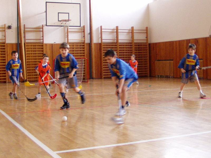 K odvetnému přátelskému utkání přijeli v sobotu 28. března do Hranic mladí florbalisté z Domu dětí a mládeže v Kojetíně. 