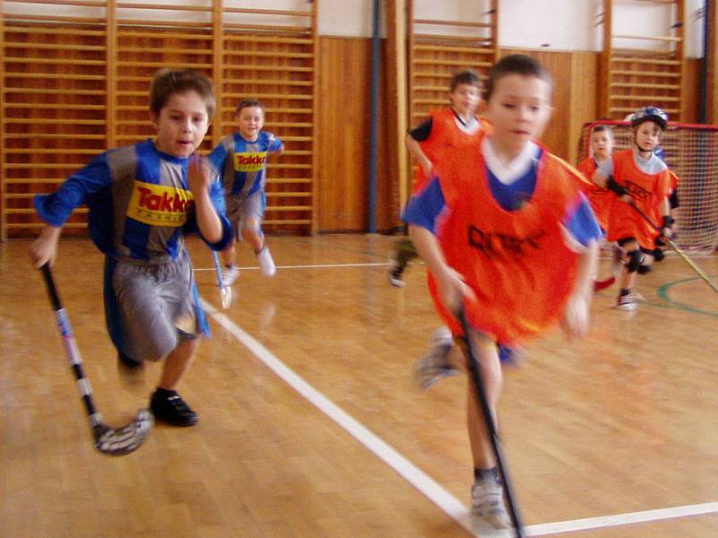 K odvetnému přátelskému utkání přijeli v sobotu 28. března do Hranic mladí florbalisté z Domu dětí a mládeže v Kojetíně. 