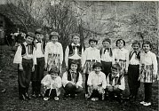Žáci II. třídy při obecní slavnosti v roce 1967 ve Stříteži nad Ludinou.
