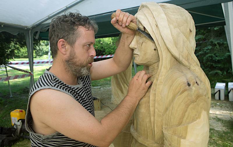 Řezbáři Jan a Patrik Vincker, Jiří Vybíral v Teplických lázních.( Jan Vincker )