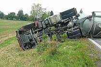 Střet osobního auta s náklaďákem ve Slavíči