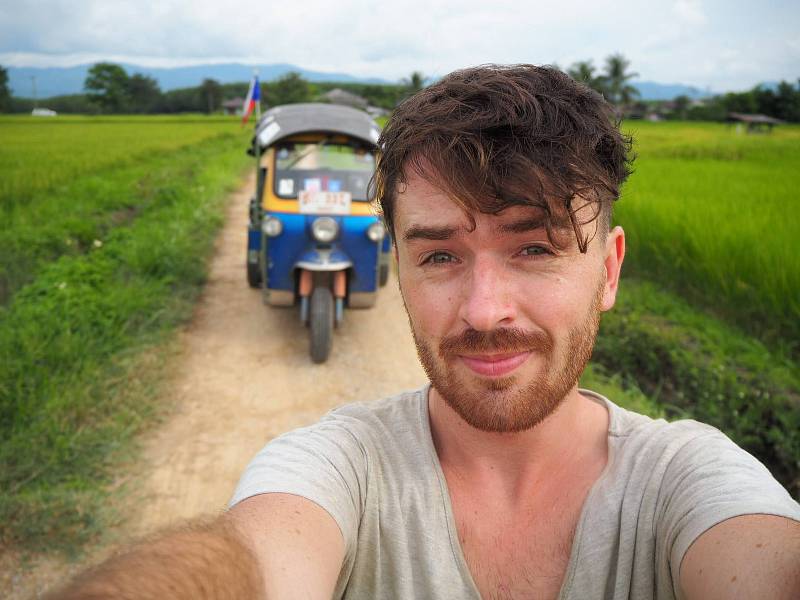 Tomáš Vejmola alias Tomík na cestách se vydal na dobrodružnou cestu a z Thajska jede zpátky do Hranic s vozítkem tuk-tuk.