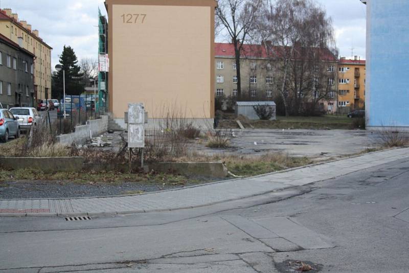 Nevzhledný betonový prostor na pomezí ulic Jiřího z Poděbrad a Jaselská 