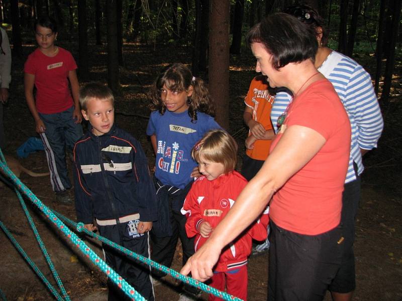 Do Hranic se sjeli lesní pedagogové z celé republiky. Na Valšovickém polesí si vyzkoušeli své dovednosti. 