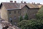 V romském ghettu ve Škodově ulici v Přerově se začal bourat první dům s číslem popisným 19. Na snímku jsou unikátní záběry, pořízené z rozebrané střechy domu.