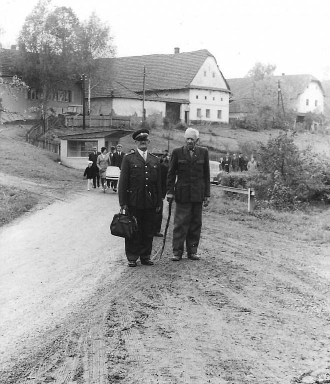 Hasičský průvod, vodění medvěda, slavnostní předávání klíčů k hasičárně a zakládající členové