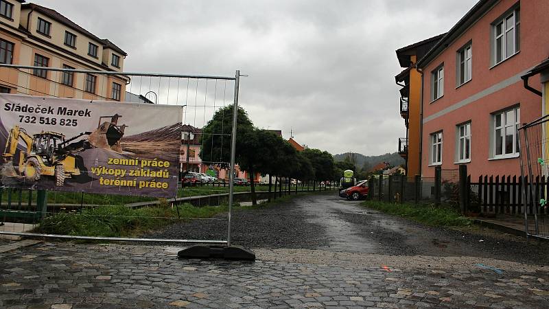 Cestu mezi Pivovarskými schody a Hotelem Centrum na ulici Komenského čeká rekonstrukce.