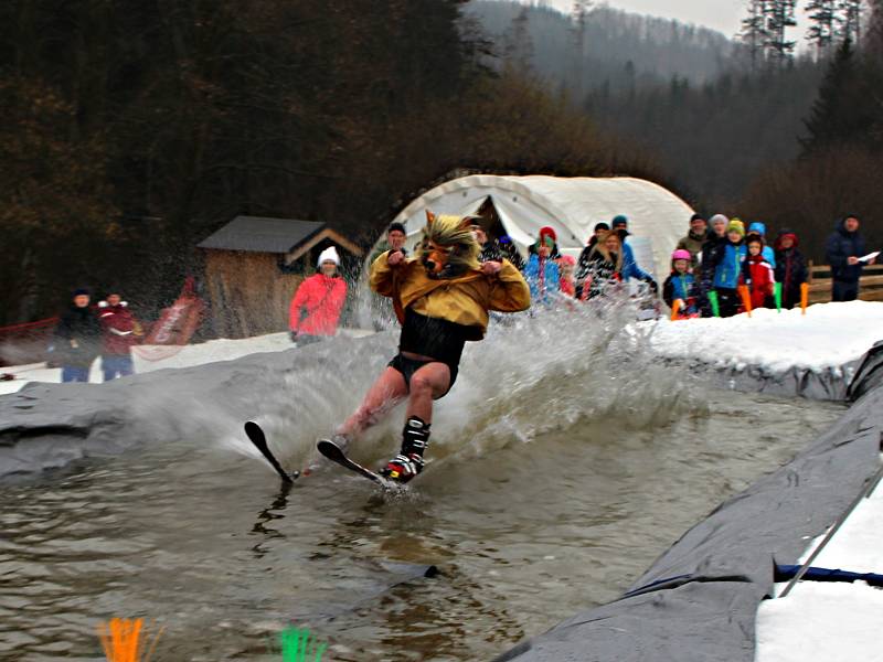 Tradiční bazénová Splash party na potštátské sjezdovce.