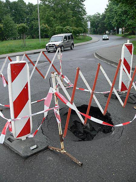 Propadlá vozovka na křižovatce ulic Havlíčkova a Tyršova