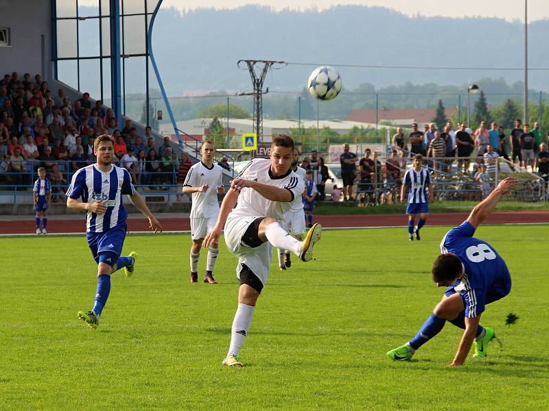 Divizní derby mezi SK Hranice a TJ Sokol Ústí (v bílém). Ilustrační foto