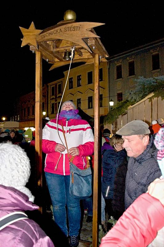 Pátečnímu slavnostnímu rozsvěcení vánočního stromu v Hranicích přihlíželo zcela zaplněné centrum města.