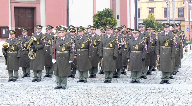 Slavnostní nástup hranické vojenské posádky zahájil v pátek 24. října dopoledne oslavy letošního 90. výročí vzniku republiky v Hranicích.